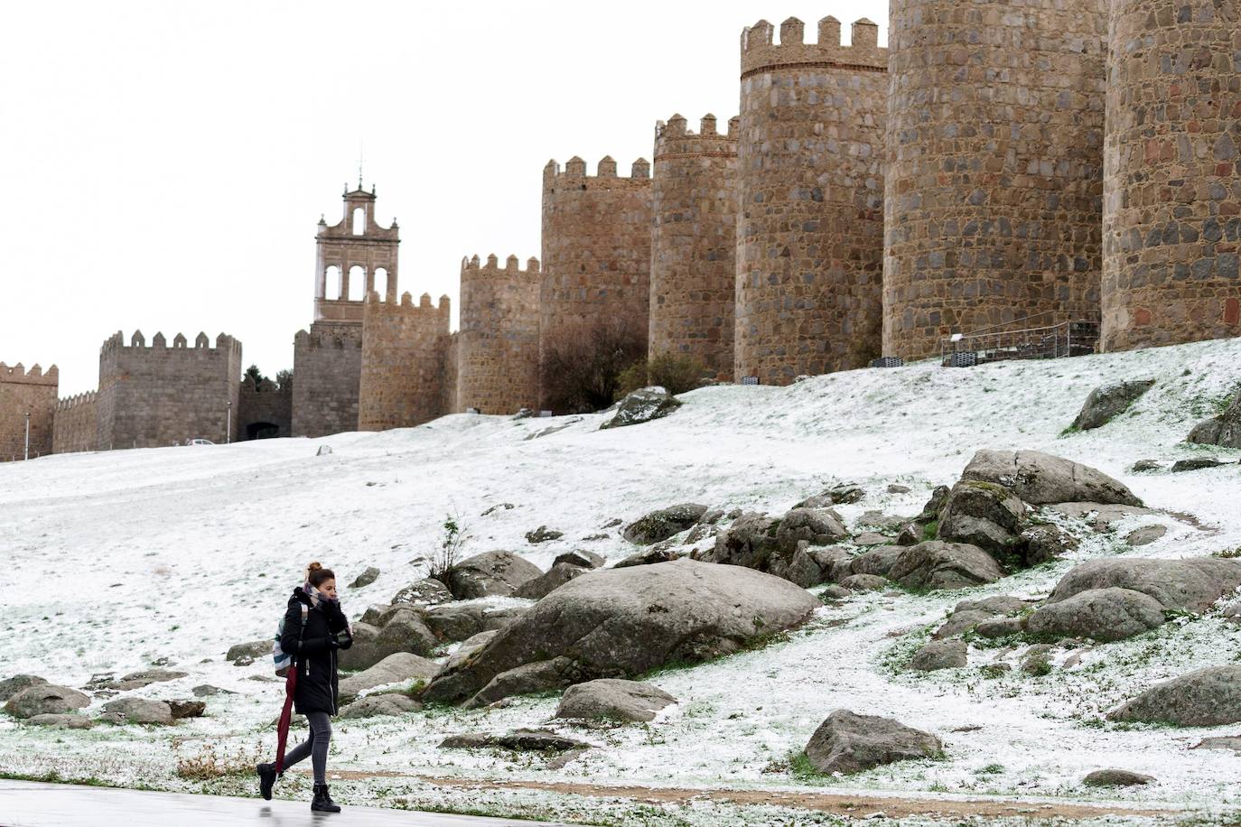 Las murallas de Ávila también se tiñen de blanco.