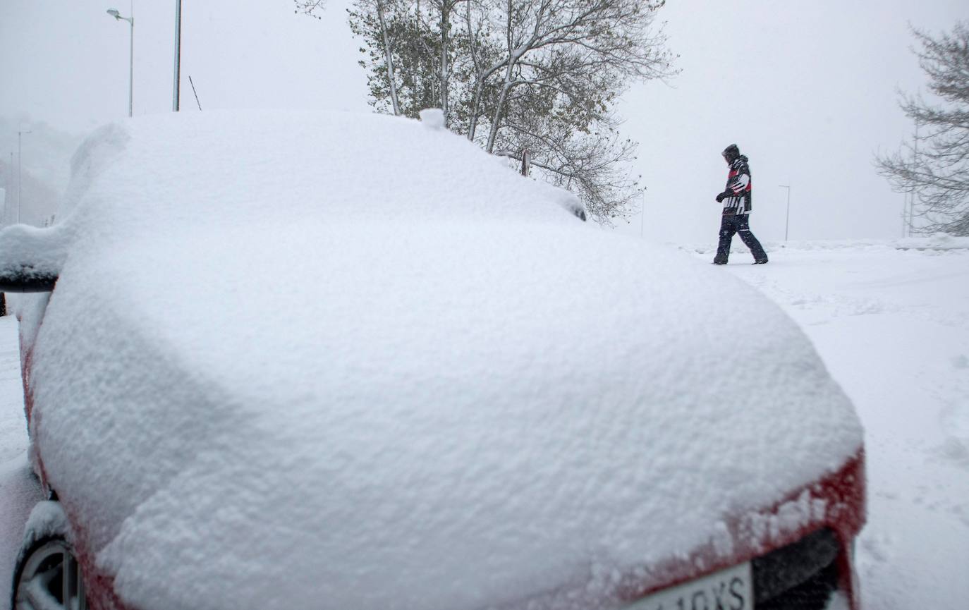 Un coche oculto bajo la nieve en Galicia.