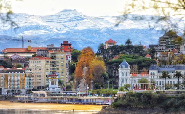 Santander, de fondo un manto blanco cubre los Picos de Europa.