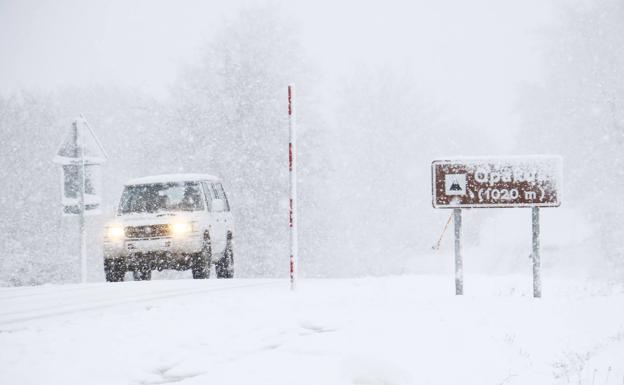 La nieve acumulada está dificultando este viernes la circulación por el puerto alavés de Opakua.