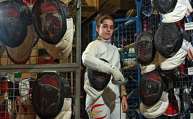 Ascasso en la zona en la que guardan el material en su club. 