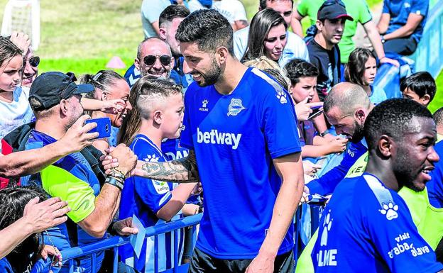 Maripán, traspasado al Mónaco el pasado mes de agosto, saluda a los aficionados en uno de sus últimos entrenamientos en Ibaia.