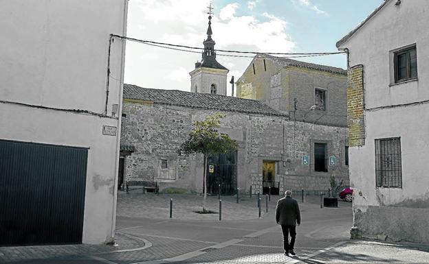 Imagen principal - Arriba: el palacio donde se alojó el rey. A la izquierda: Hoy se colocará esta placa para recordar los 400 años de la estancia del rey. A la derecha, Fausto Jesús Arroyo, historiador local, impulsor de las celebraciones y presidente de la asociación Princesa Ysabel.