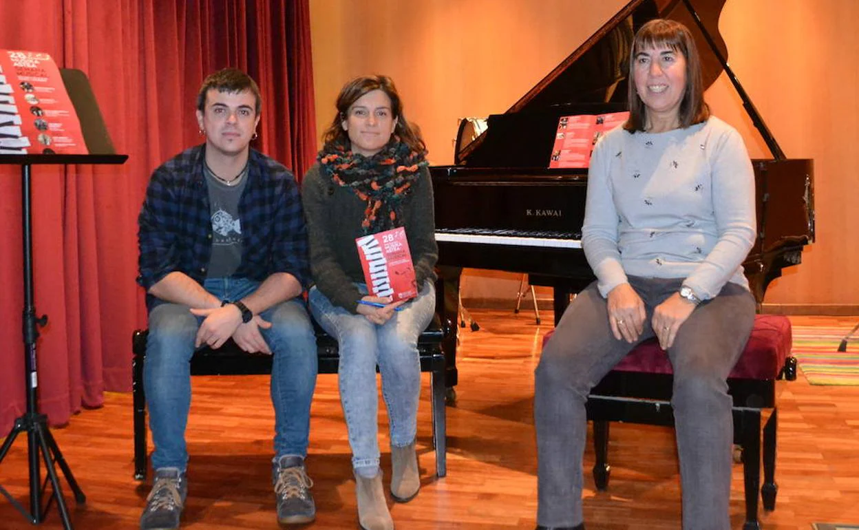 El alcalde, Iñigo Hernando, junto a Olaia Parra y Arantza Zatón. 