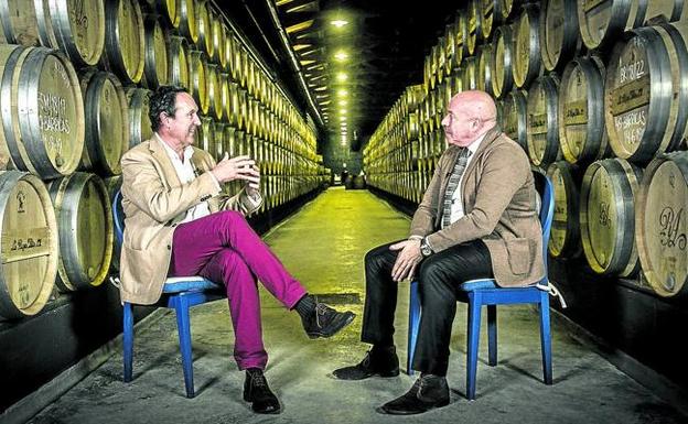 De Aranzabal y Ruiz de Galarreta comparten reflexiones en la bodega Torre de Oña. 