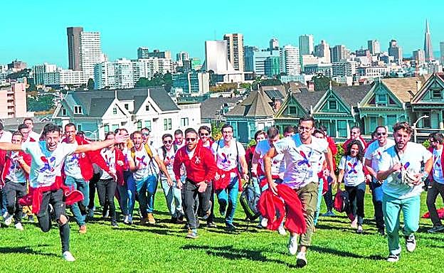 Los elegidos. Los ganadores del Programa Explorer 2019 corren en un parque con el 'skyline' de San Francisco al fondo. 