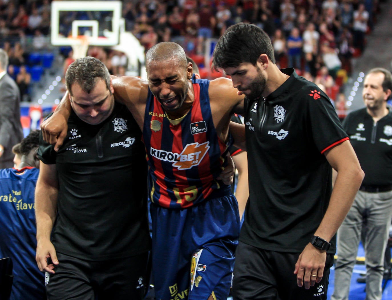 El doctor Gustavo Lucas, a la derecha de la imagen, atiende a Jayson Granger.