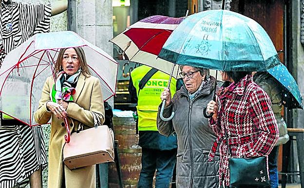 Varias mujeres se protegen de la lluvia en Vitoria la pasada semana. 