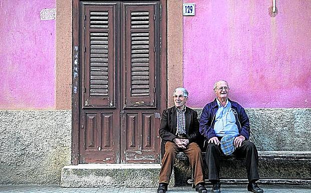 Imagen principal - Arriba, dos ancianos sentados junto a una casa en Campofelice di Fitalia. Una de las viviendas que se venden por un euro en Sambuca di Sicilia, declarado uno de los pueblos más bonitos de Italia en 2016. Abajo a la derecha, una calle de Roccamena, amenazado por la despoblación.