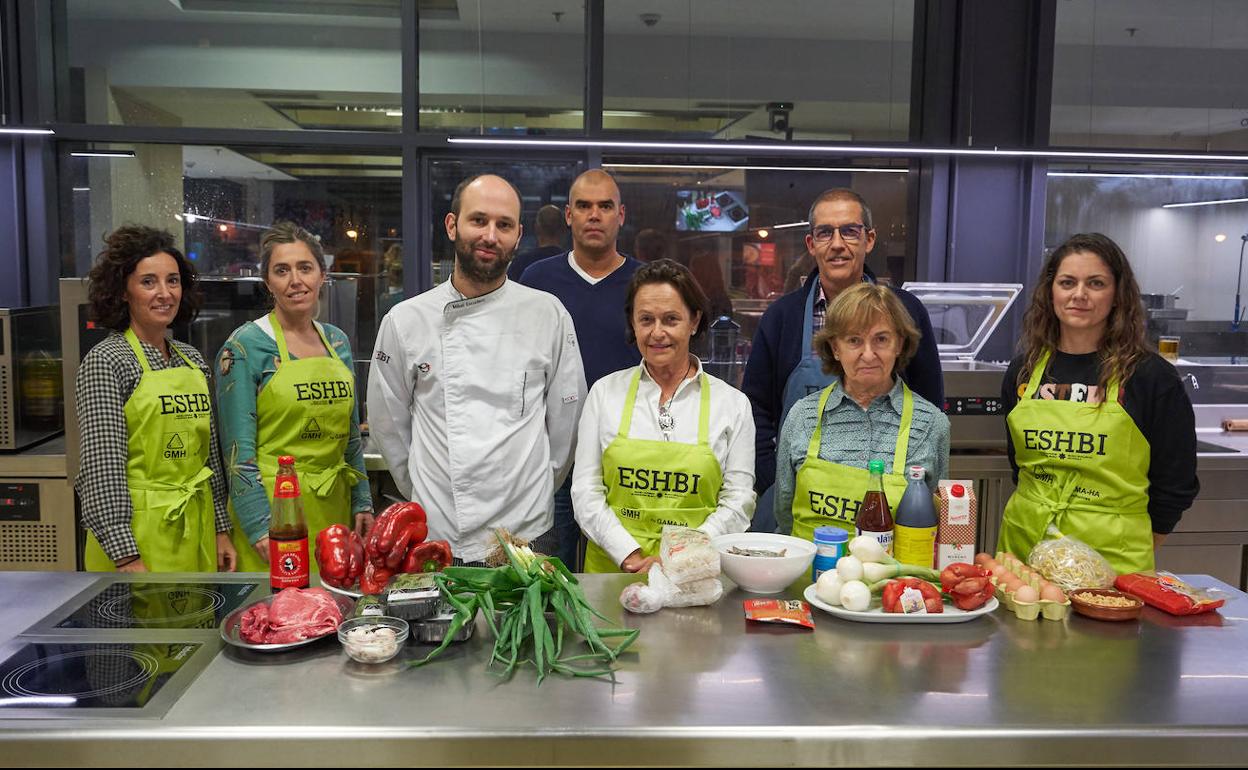 El chef Mikel Escudero junto a los suscriptores que acudieron al curso de cocina Thai.