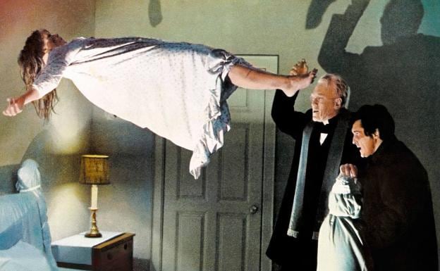 Los padres Lankester Merrin (Max von Sidow) y Damien Karras (Jason Miller), en pleno exorcismo. 