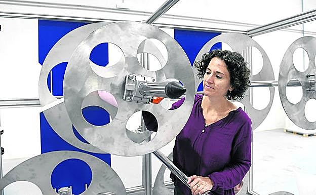 Moriel maneja una máquina en las instalaciones de su empresa en Güeñes.