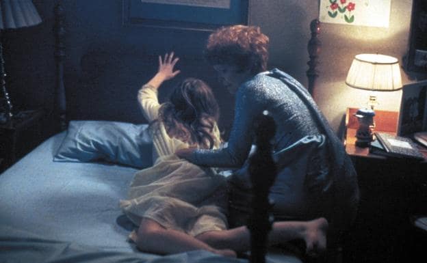La madre de Regan (Ellen Burstyn) intenta contener a la niña en una escena de la película de William Friedkin.