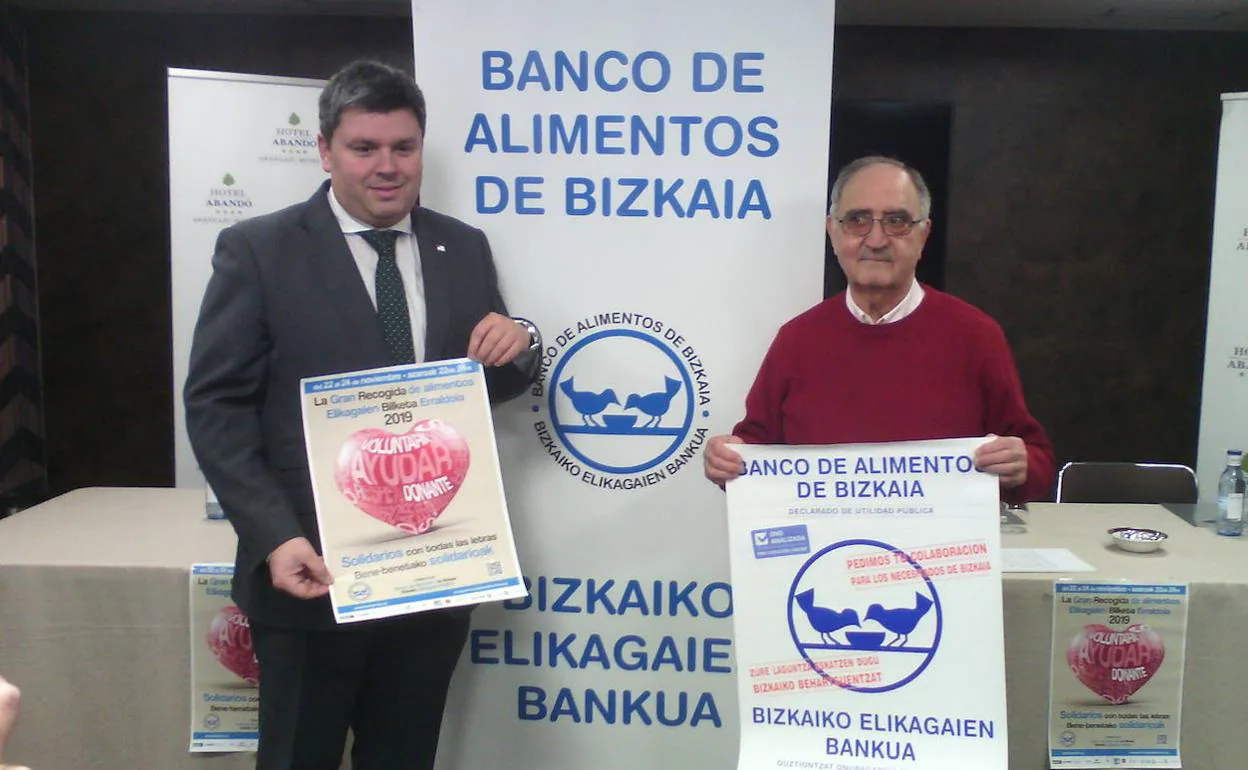 El concejal Juan Ibarretxe y el presidente del Banco de Alimentos de Bizkaia, Miguel Ángel Fernandino, con los carteles de la campaña. 