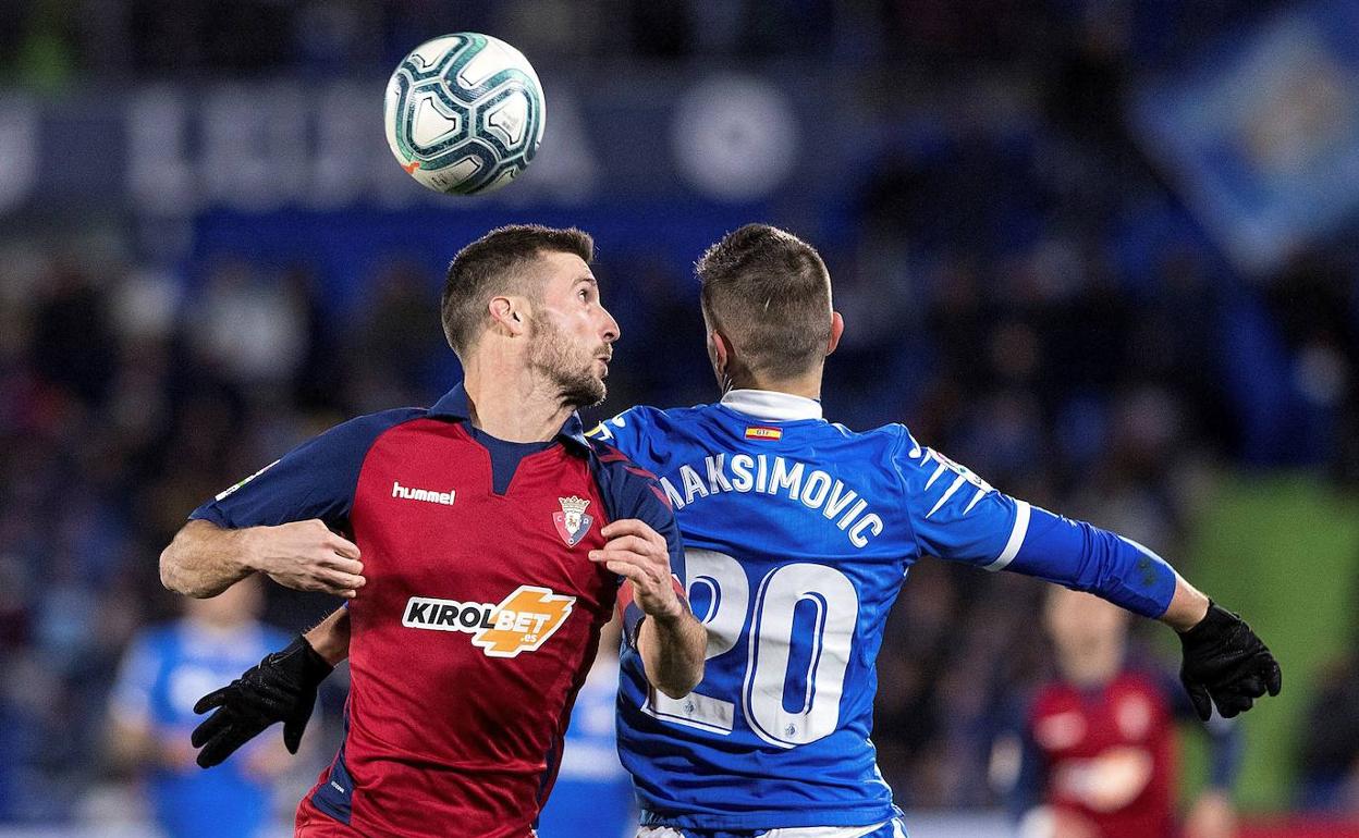 Oier, sancionado para el domingo, trata de ganarle un balón a Maksimovic en el último duelo de la Liga.