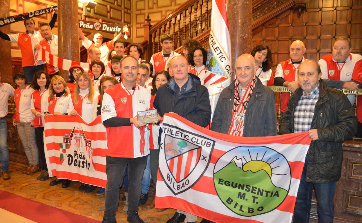 Joseba García Olea, presidente de la peña, primero a la izquierda, en la entrega de una placa a Egunsentia Mendi Taldea, en Ibaigane, por haber enviado la foto mil al concurso de cimas del Athletic. 