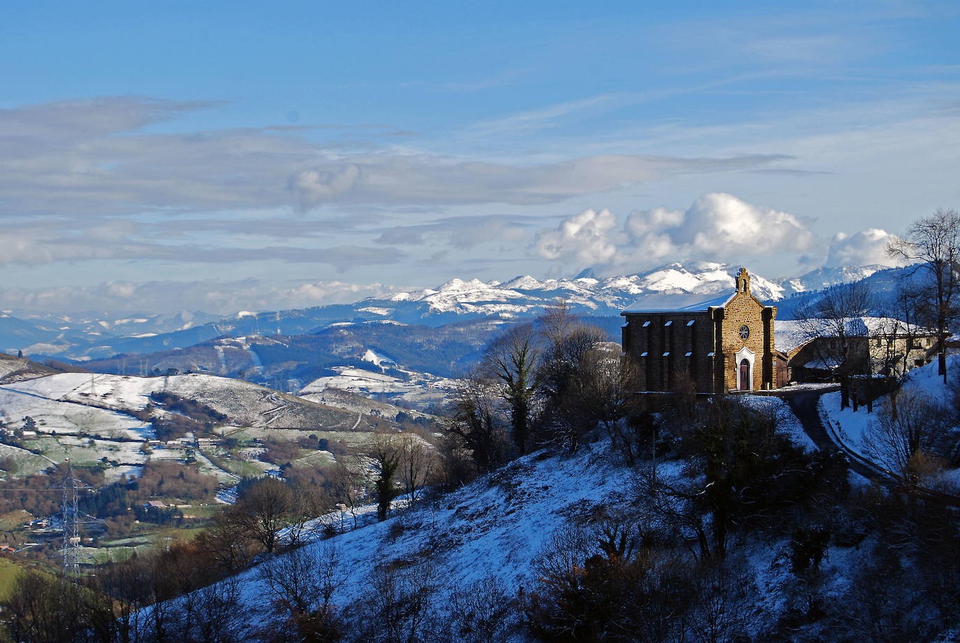 La ermita, en invierno.