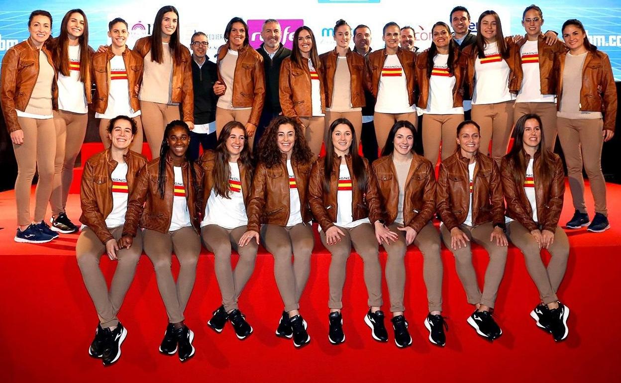 Foto de las Guerreras en el acto de despedida antes de partir a Japón rumbo al Mundial. 