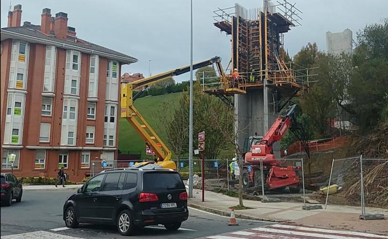 Las obras para construir el elevador y la pasarela de 53 metros avanzan a buen ritmo. 