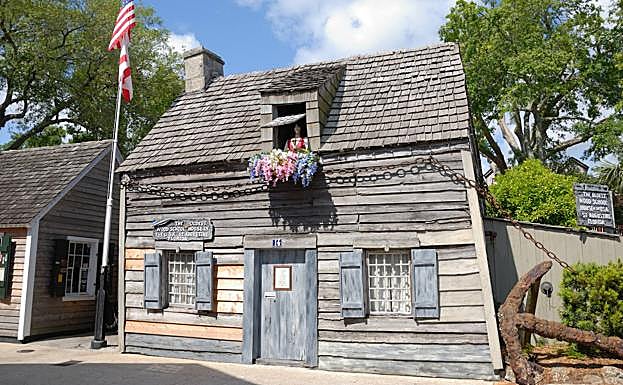 La vieja escuela de madera.