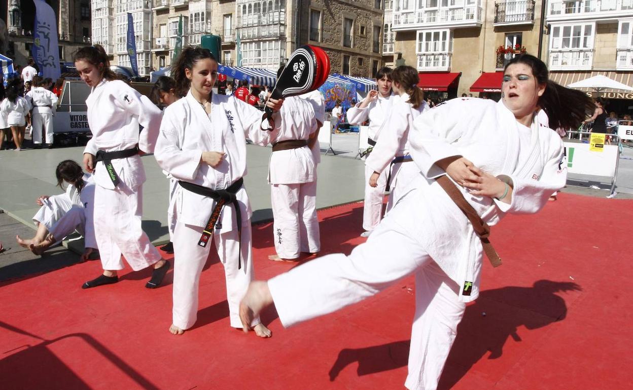Exhibición de karate en Vitoria en unas jornadas de visibilidad del deporte femenino. 