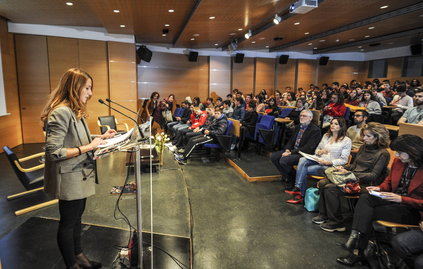 Marta Madruga presenta el acto.