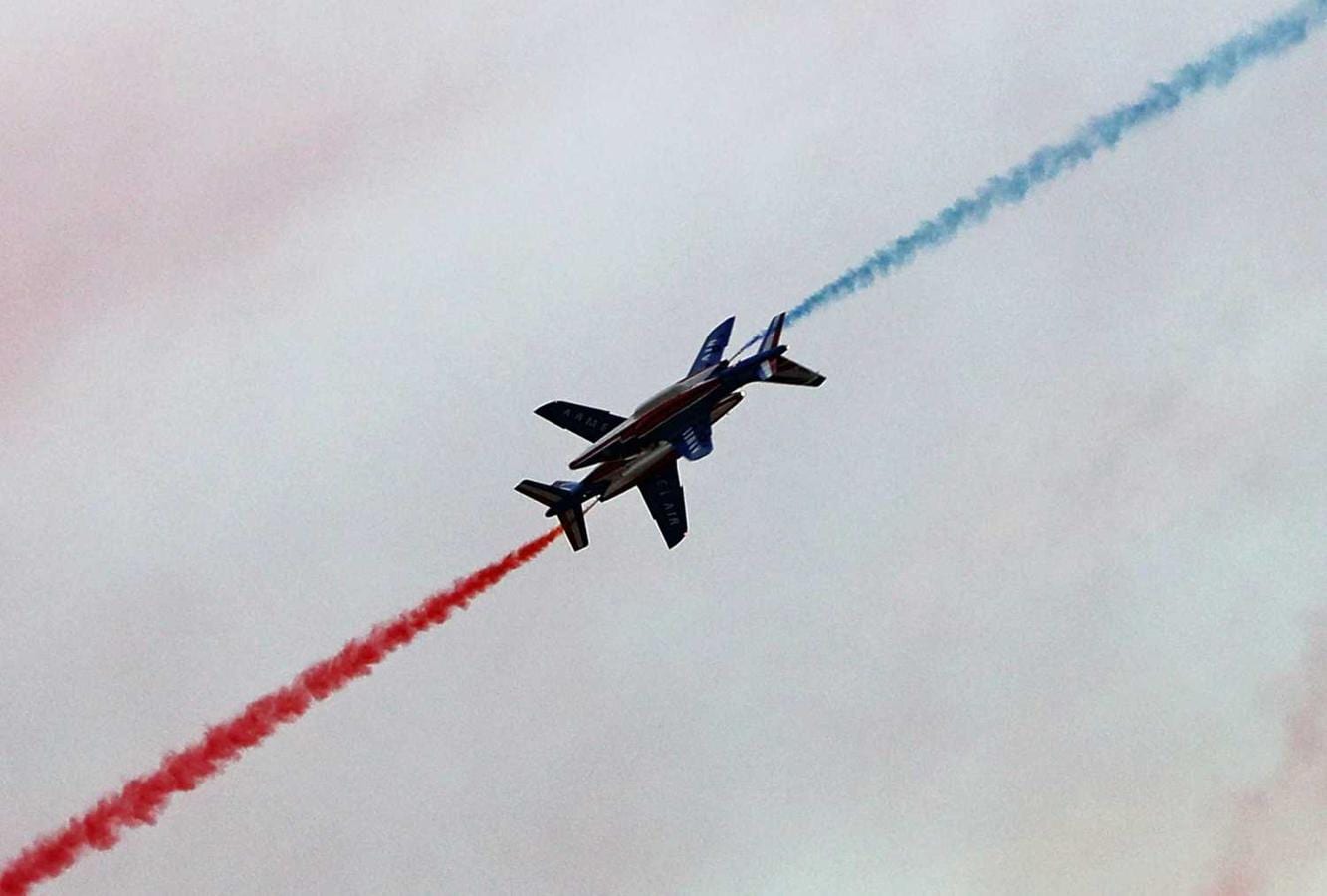 El grupo de vuelo acrobático "La Patrulla de Francia" ejecuta un ejercicio durante la celebración del "Air Show" en Dubai