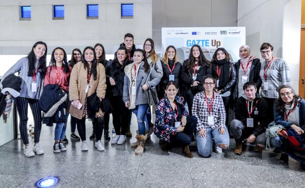 Los jóvenes del primer ciclo formativo de educación infantil de Carmelitas Sagrado Corazón acudieron al Artium con la profesora Elena Martínez..