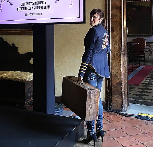 Lorena Alonso sostiene la maleta vintage que restauró para la ocasión y en la que llevó sus mejores trabajos para mostrar al jurado de Gucci.