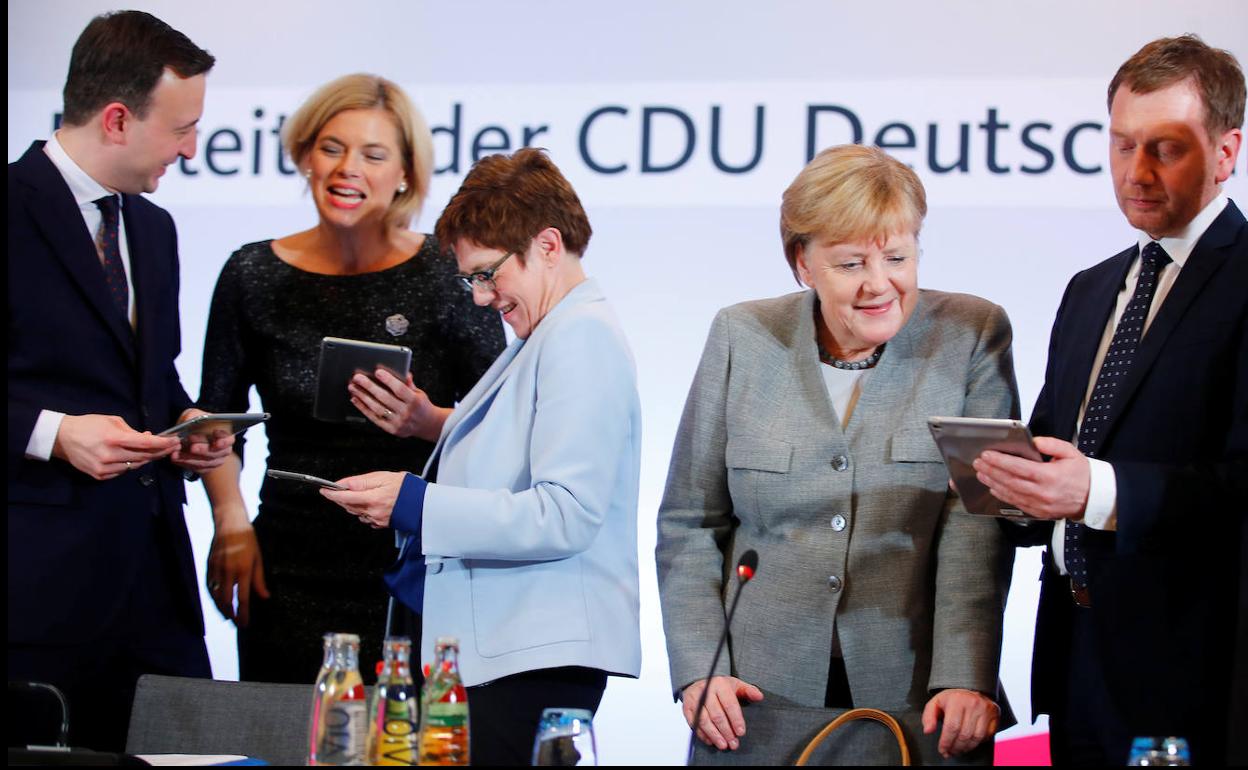 Kramp-Karrenbauer (izquierda) y la canciller Angela Merkel al llegar al congreso.