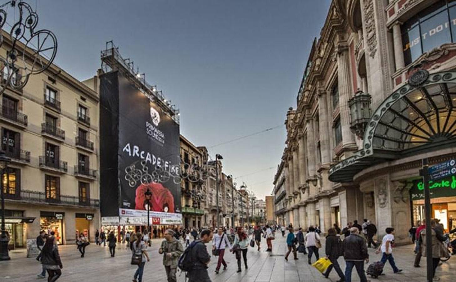 Portal de l’Àngel (Barcelona): 3.420 euros. La pequeña arteria de la Ciudad Condal repite por décimo año como la más cara de España, tras crecer las rentas un 1,8%.