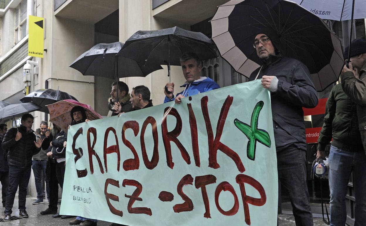 Concentración de trabajadores de Bizkaibus para denunciar los ataques.