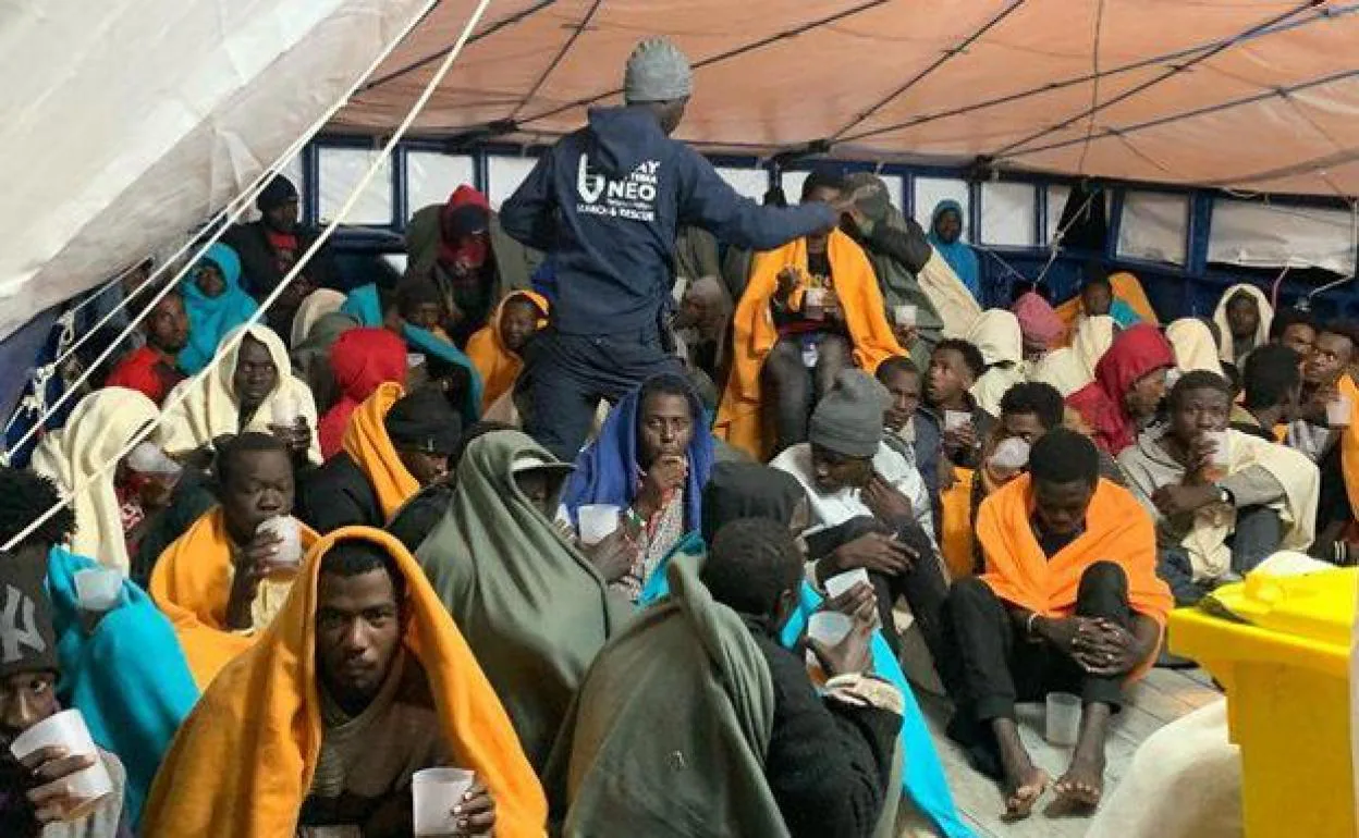 Las 78 personas, en la popa, con mantas, té y agua.