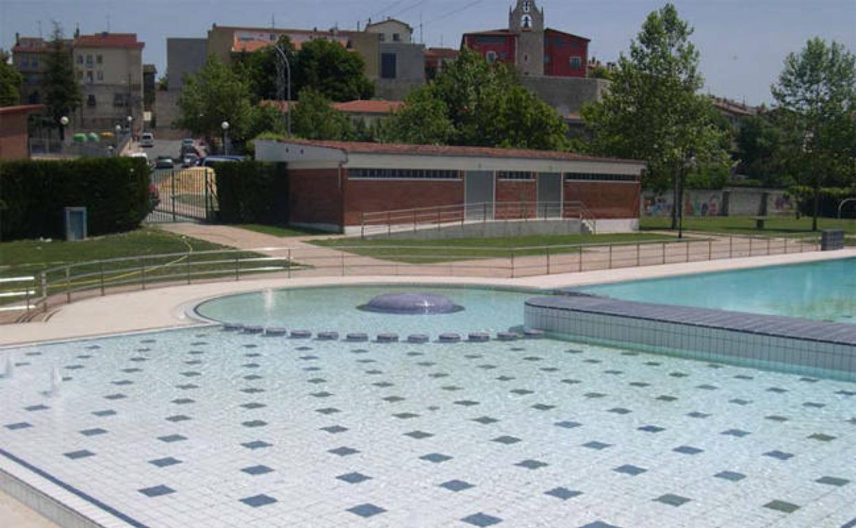 Los usuarios se quejan de que haya desaparecido el bar de las piscinas. 