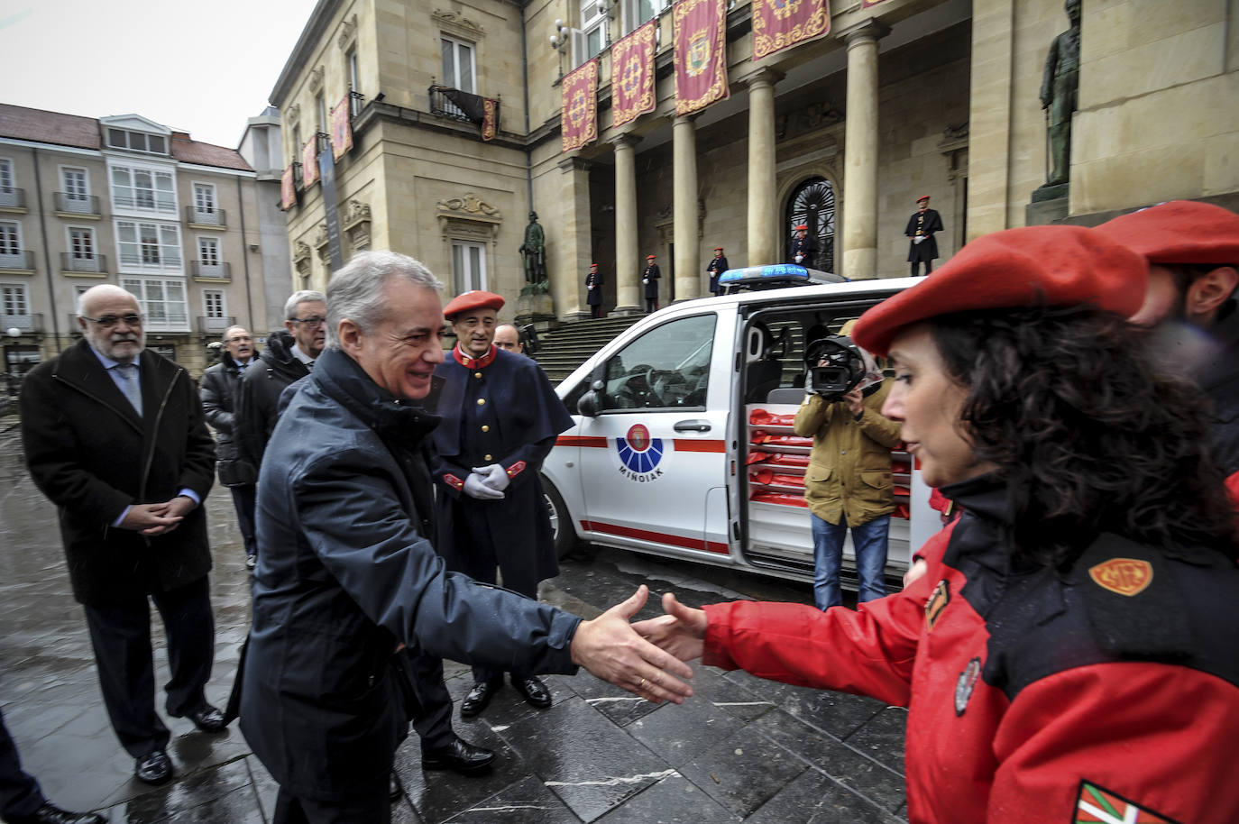 Iñigo Urkullu saluda a una agente a su llegada.