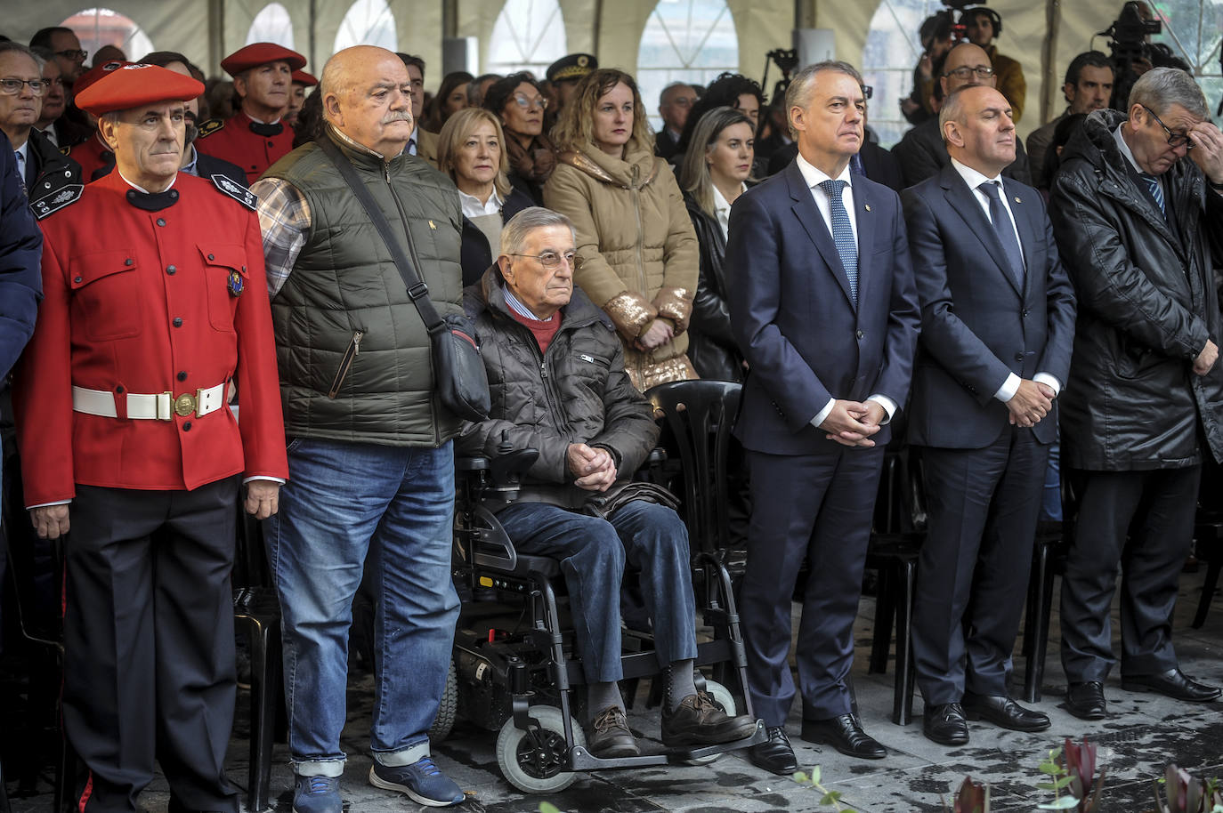 Exjefes de Miñones junto con el lehendakari, el diputado general de Álava y el presidente de las Juntas Generales. 