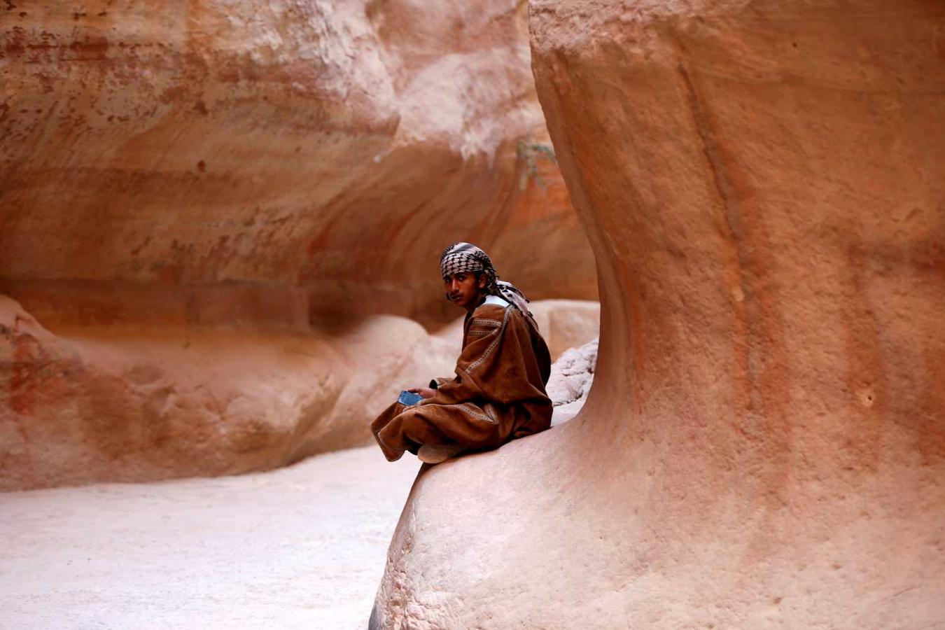 Un joven beduino en la antigua ciudad de Petra, en Amman, Jordania