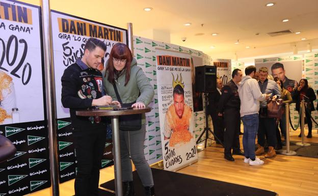 Dani Martín firmando en el interior de El Corte Inglés. 