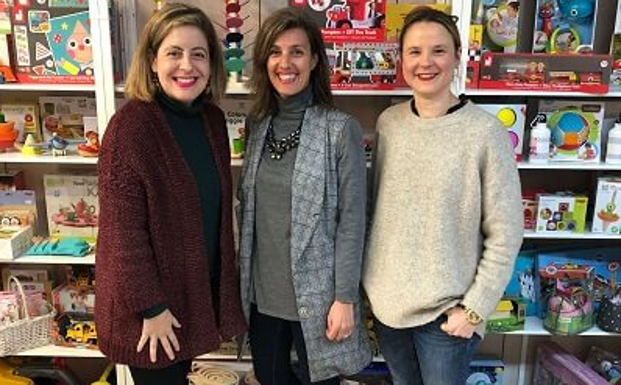 Beatriz Etxebarria, Pilar Domínguez y Patricia Pardo en Koloreak Juguetes, en Uribarri.