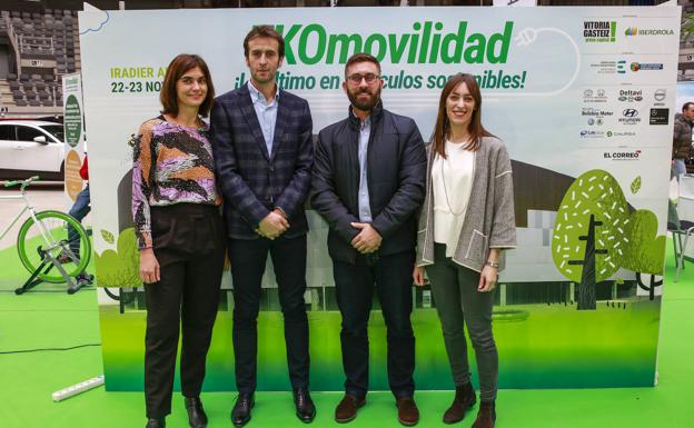 Idoia Martínez de Arcaya, Aitor Santos, gerente de San Juan Grupo, Iker Clausín y Miriam Atxaerandio. 