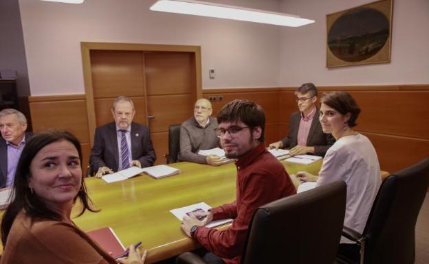 La delegación de Podemos en su encuentro con el consejero de Hacienda. 