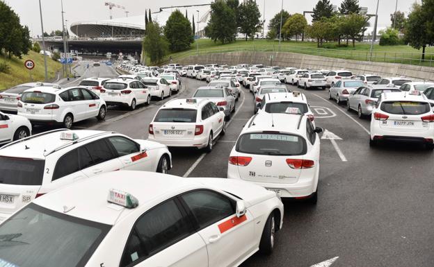 Taxistas,durante una protesta en el aeropuerto de Loiu. 