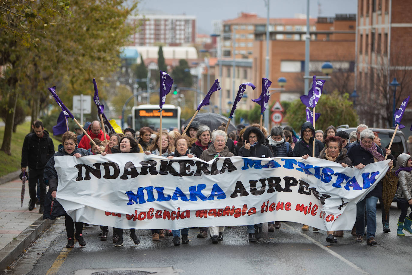 Fotos: Así ha sido la marcha contra la violencia machista realizada entre Sestao y Santurtzi