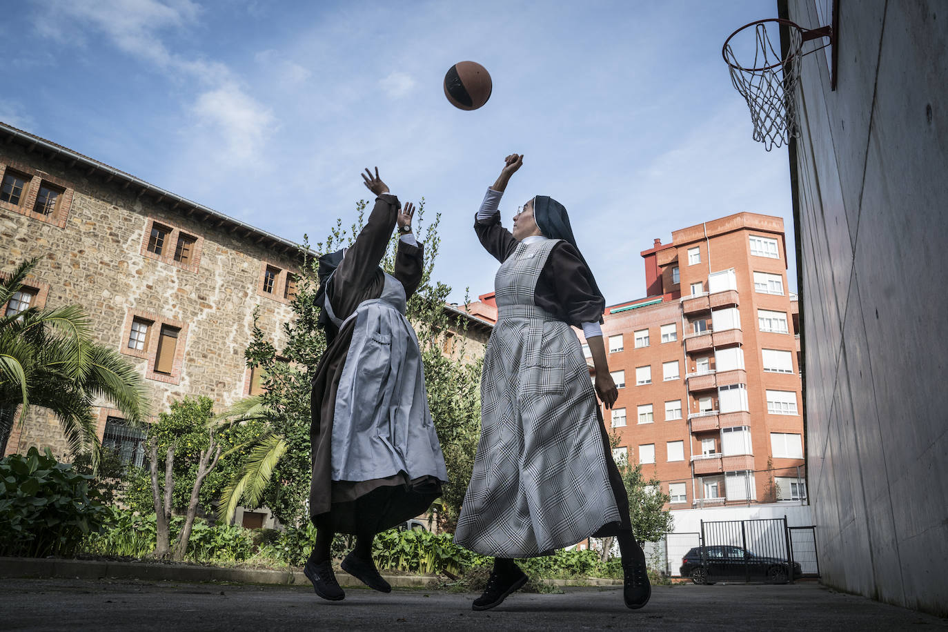 Fotos: Las monjas de clausura de Basurto se aplican con la repostería para sobrevivir