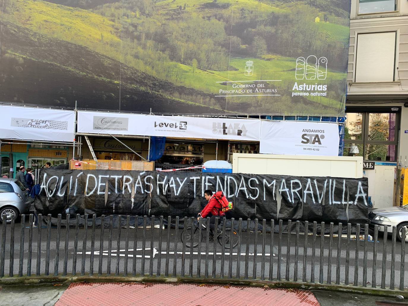 Fotos: Así han quedado tapados varios comercios en la Plaza Arriquíbar de Bilbao