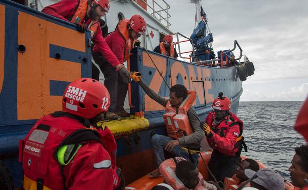 Inmigrantes rescatados suben a bordo del 'Aita Mari'.