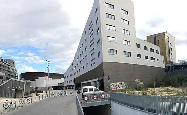 La parcela libre junto a la plaza del Renacimiento, a la derecha en la imagen principal, acogerá el apartahotel de nueve alturas.