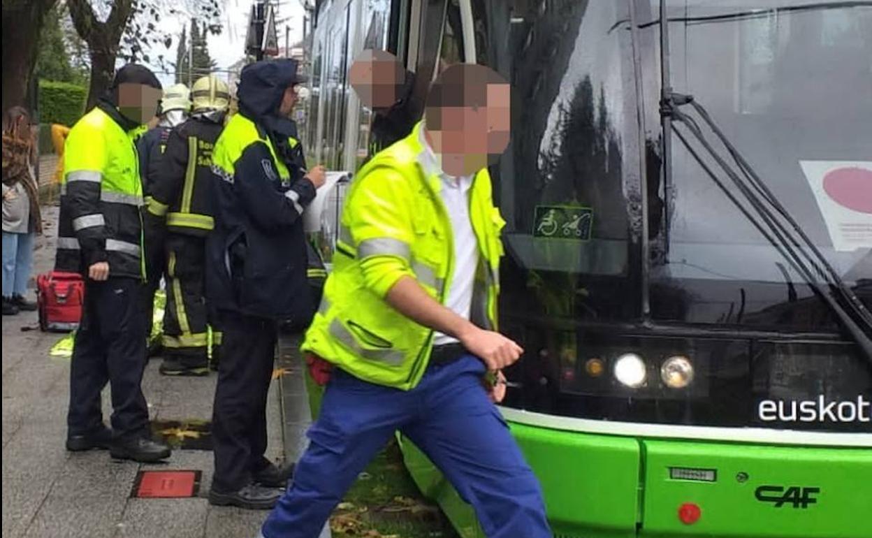 Policía Local, bomberos y servicios sanitarios atienden a la persona atropellada.