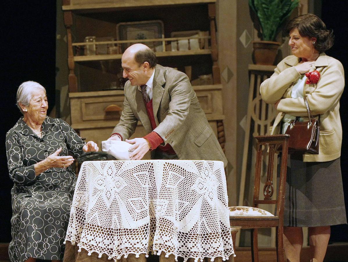 Los actores Asunción Balaguer, Pepe Viyuela y Teté Delgado, de izda a dcha, durante el ensayo de la obra de Rafael Azcona 'El pisito' (2009).