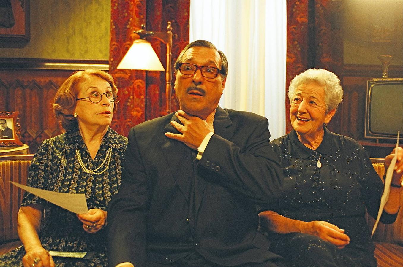 Las actrices Asunción Balaguer (d) y Montserrat Carulla (i) flanquean en una escena de la película 'Mala Uva' al actor Sancho García (c).